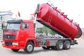 Camión diesel rojo de la succión de las aguas residuales 6 metros cúbicos con la profundidad de la succión de los 5m, EURO II